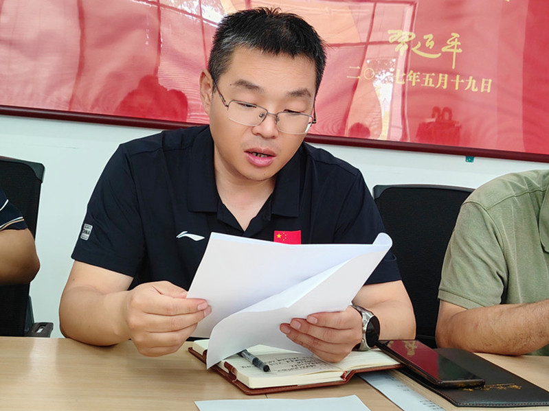 纪检委员王兴科领学学校文件
