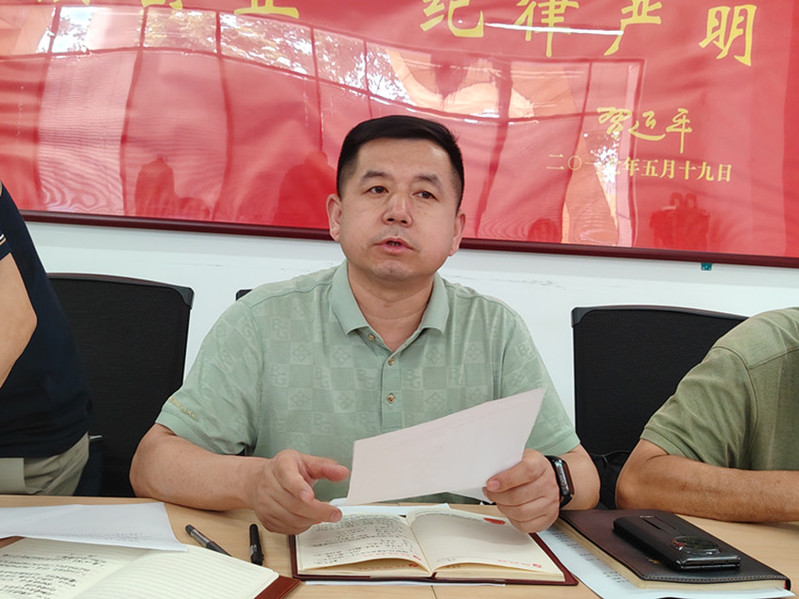 后勤党总支书记李晓飞传达学校正确政绩观学习教育推进会精神并部署近期重点工作
