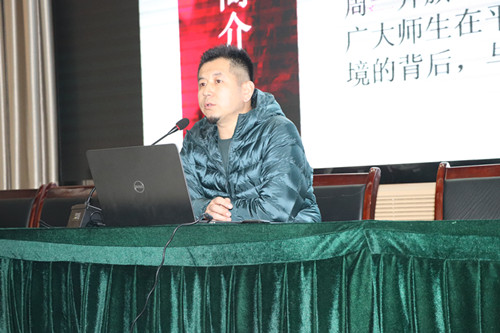 李晓飞在高新校区博爱厅为护校队员培训