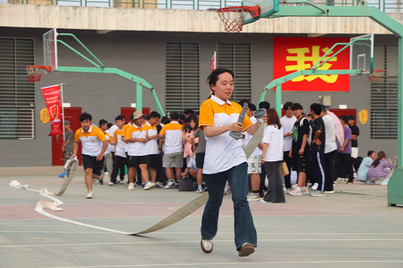 水带接力赛上参赛队员在奋力拼搏