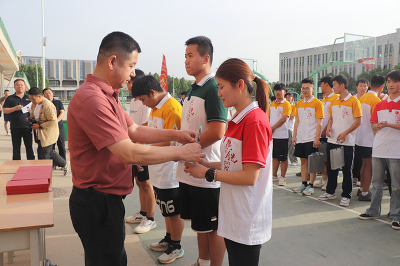 李晓飞颁发团体奖