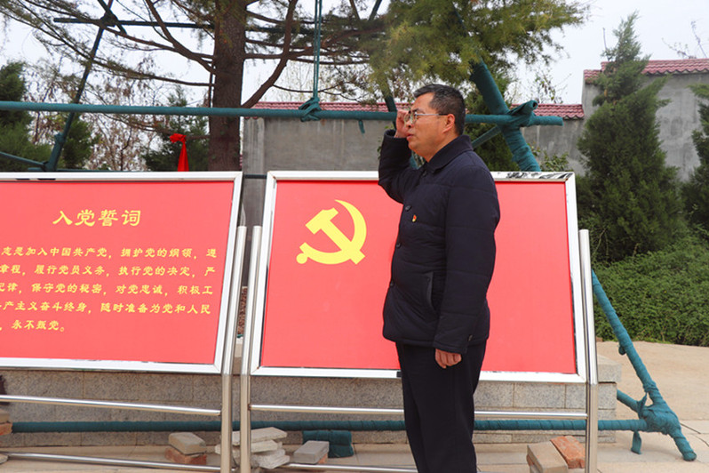 后勤党总支第一党支部书记康江龙领誓