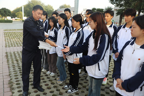 为学生发放《中华人民共和国反间谍法》学习手册