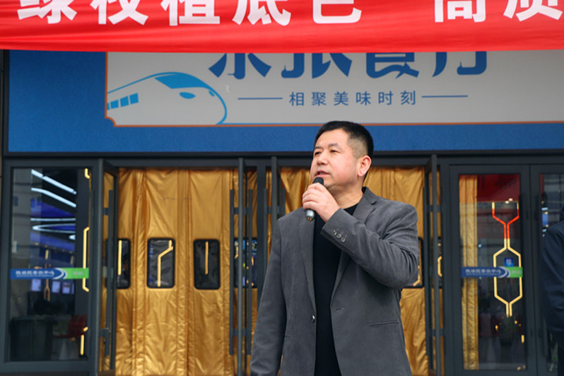 后勤安保处处长李晓飞主持活动