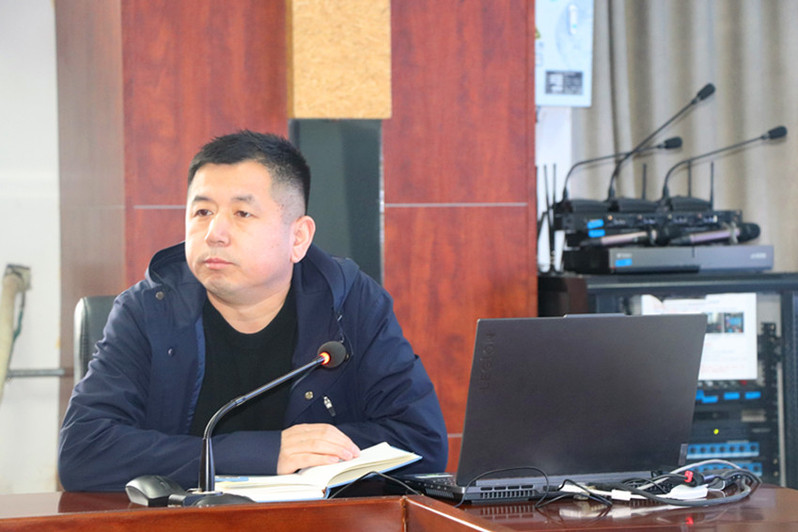 后勤安保处处长李晓飞回顾总结年度工作并部署寒假重点工