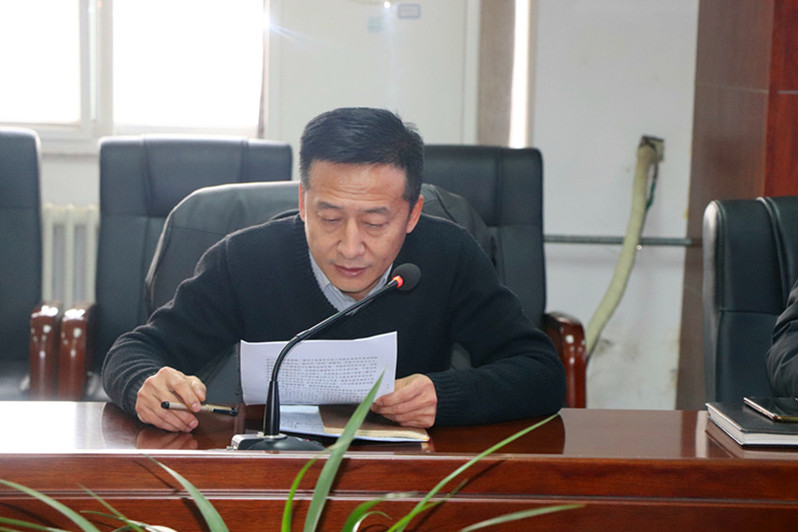 后勤安保处综合科科长何冰主持大会