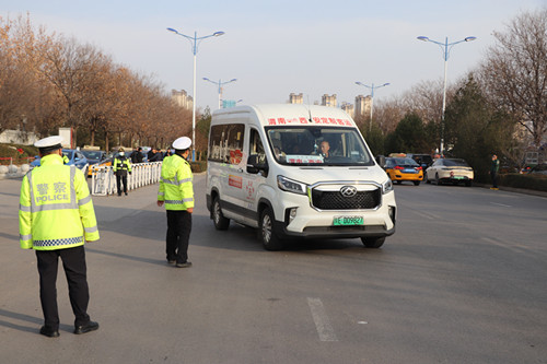 交警在校门口执勤