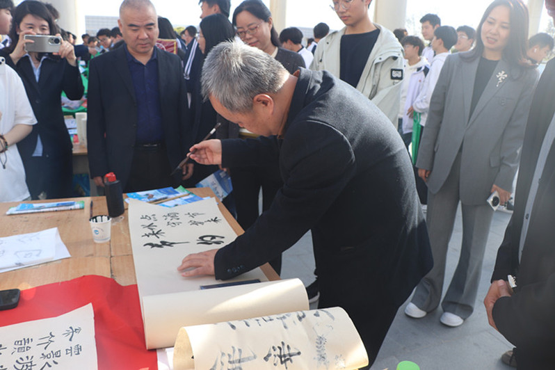 渭南市水资源工作中心副主任邢东飞在活动现场进行节水书法作品创作
