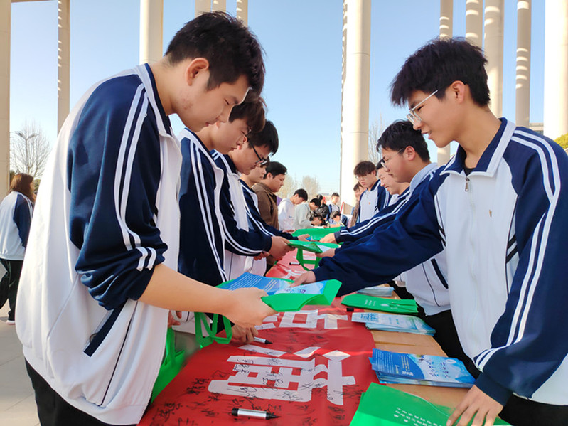 为学生发放活动纪念品