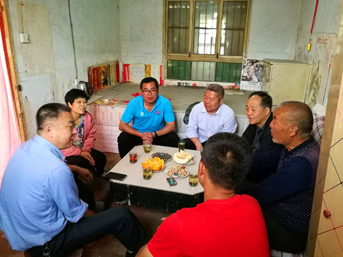 安保处工作人员与王力江家人拉家常
