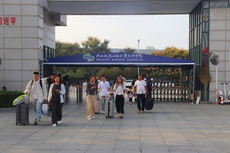 后勤安保处祝愿莘莘学子怀揣梦想奋力拼搏，在青春赛道上书写精彩华章！