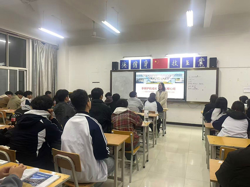 手册护航成长 安全扎根心间
我校各二级学院有序推进《校园安全手册》学习活动