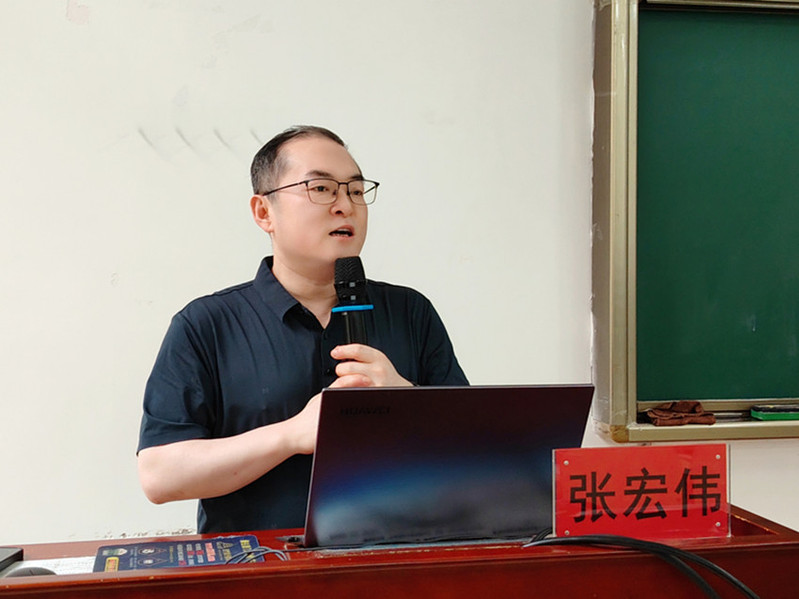 陕西省结核病防治研究所防治科科长、主任医师张宏伟为师生作结核病防控专题讲座