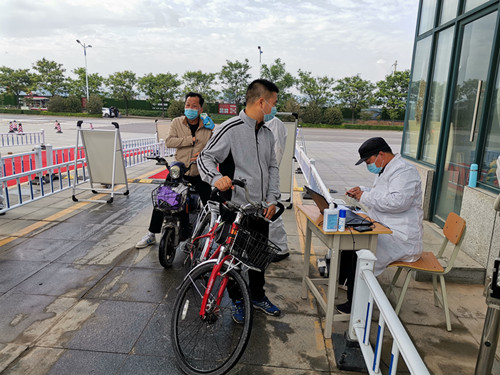 教职工刷卡、测体温入校 