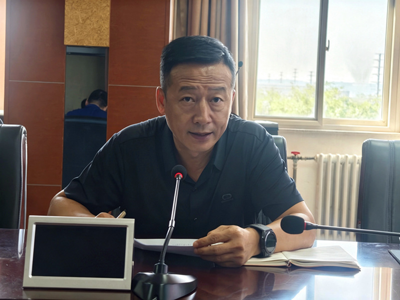 后勤保障处综合科科长何冰主持会议