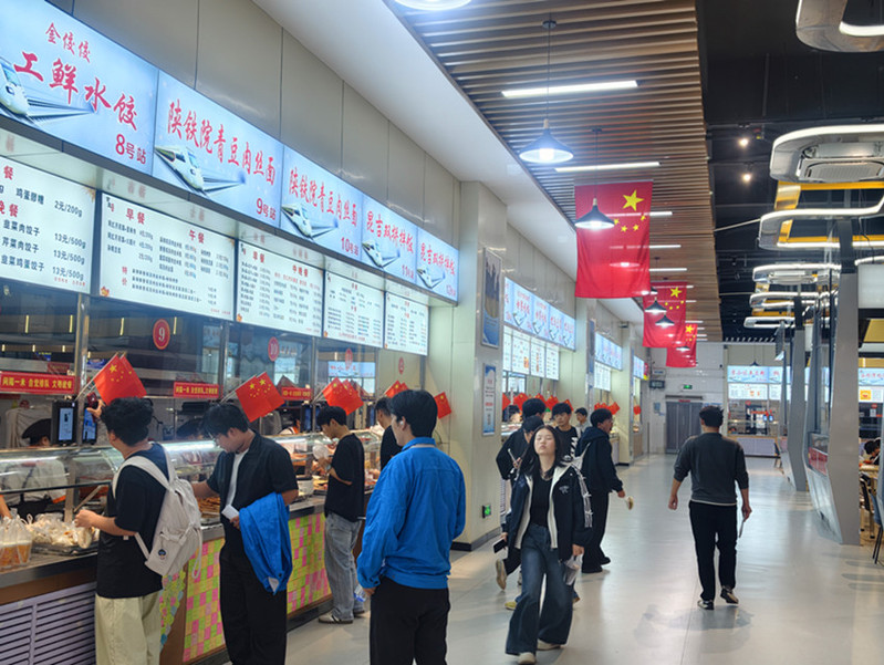 精心布置，节日氛围溢满餐厅