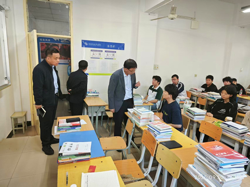 检查组走进班级与学生亲切交流（临渭校区）