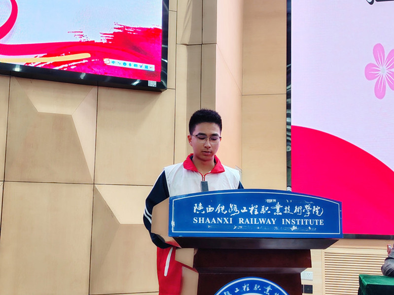 学生代表宣读无偿献血倡议书