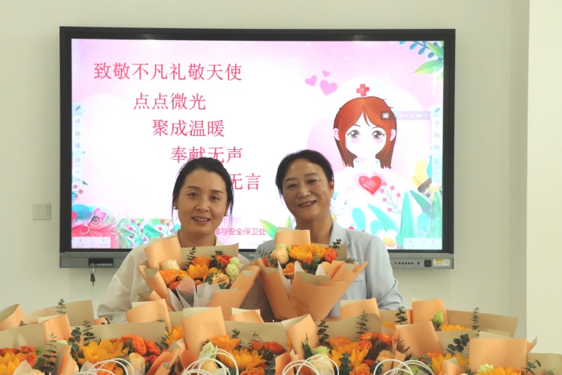 手捧鲜花 感受节日带来的幸福