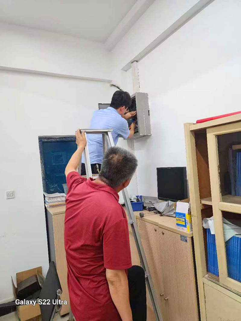 电工师傅紧张抢修