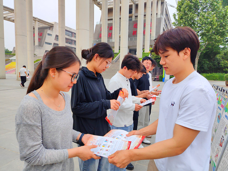 为学生发放防灾减灾宣传彩页