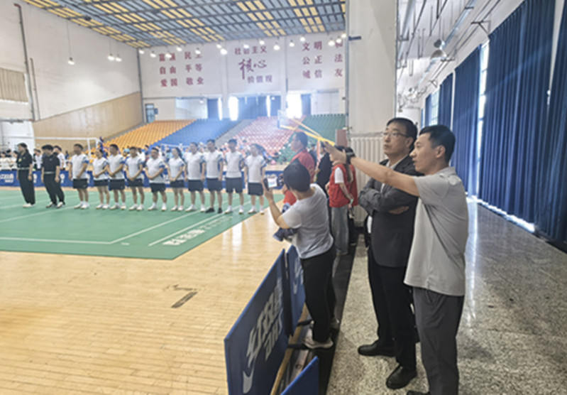 韩小卫校长在文体中心检查