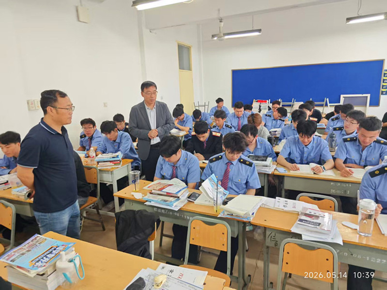 韩小卫校长在教学楼检查