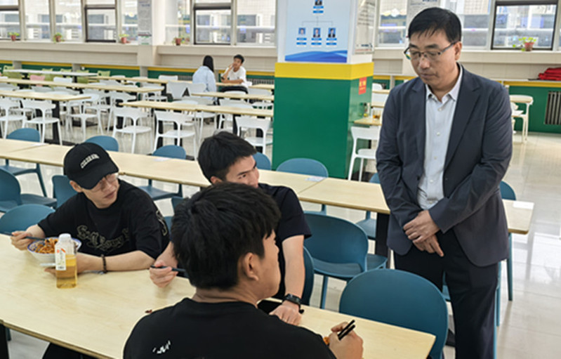 韩小卫校长在食堂检查