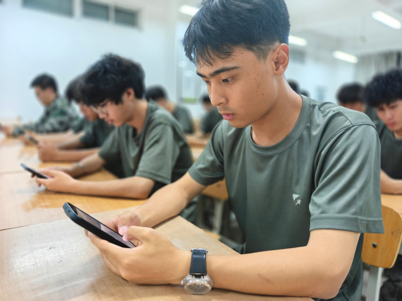 学生在进行线上答题