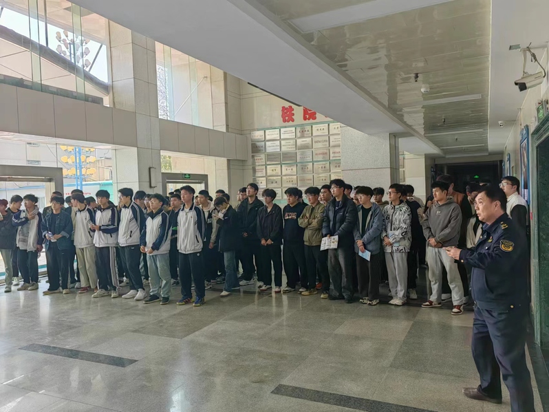 观摩学生认真聆听电梯安全科普知识