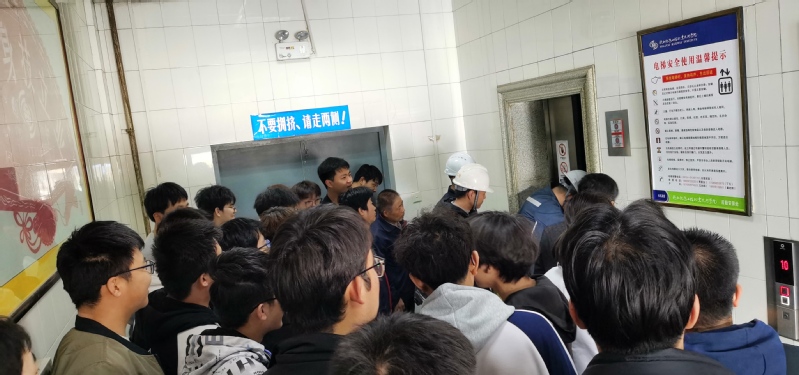学生观摩演练