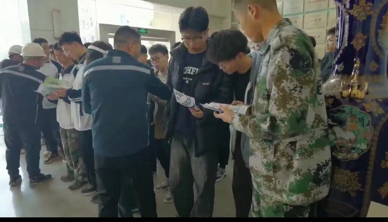 发放安全乘梯小册子和宣传彩页