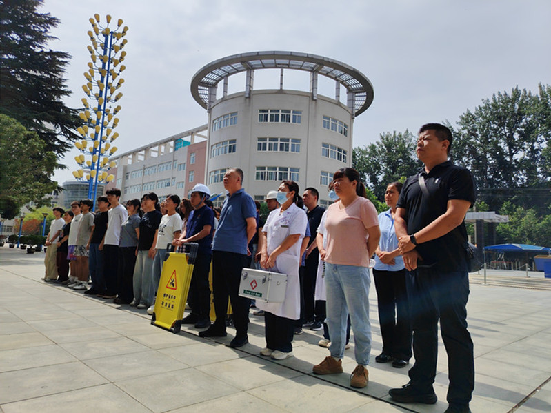 教职工、学生、医护、维保及市场监管工作人员整齐列队，参与本次电梯困人应急实战演练。