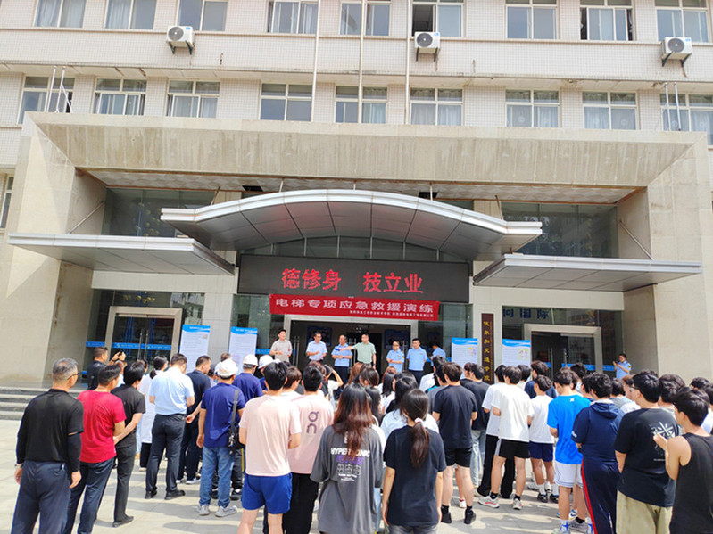 电梯应急救援演练全体参演人员集结，演练正式拉开帷幕