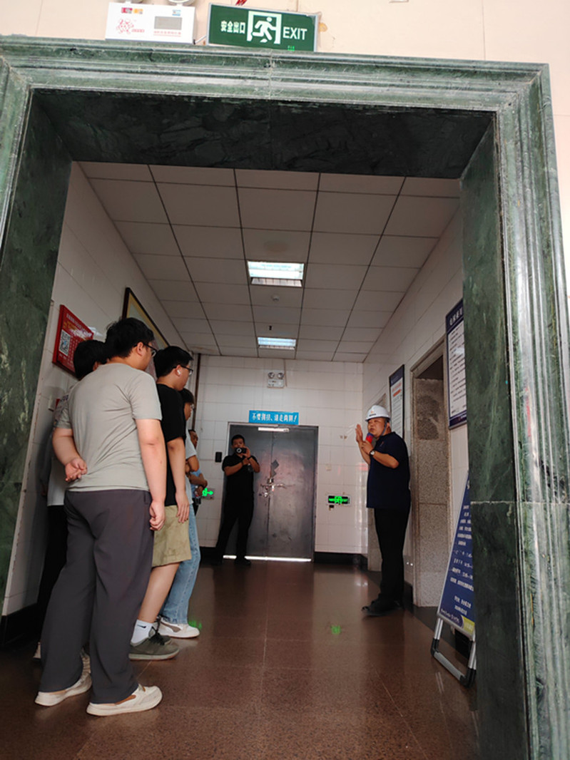 陕西盈驰电梯维保专业人员向现场师生讲解电梯困人规范救援操作步骤与安全注意事项。