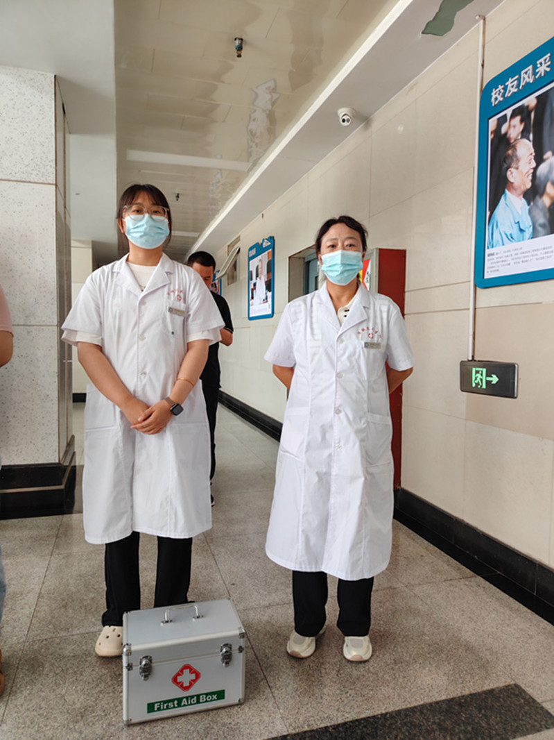 医疗应急小组全程在岗待命，配备专业急救设备，负责演练受伤人员应急处置工作。