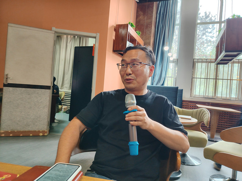 党员进行读书分享