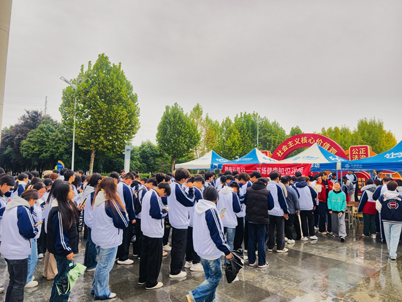 广场科普宣传现场人头攒动，健康科普氛围浓厚