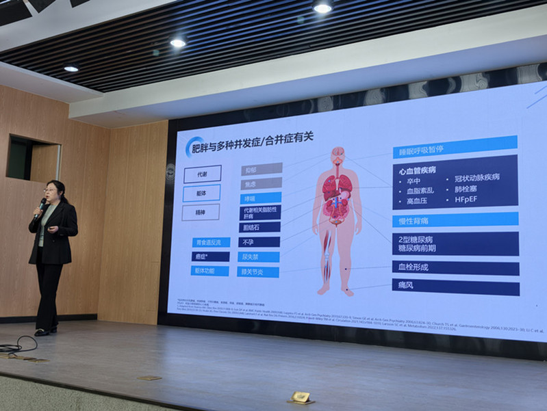 讲座科普肥胖带来的各类并发症，引导学生重视体重健康