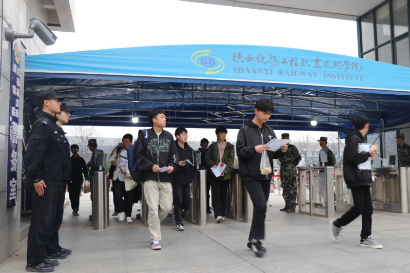 民警在单招入校通道站岗执勤