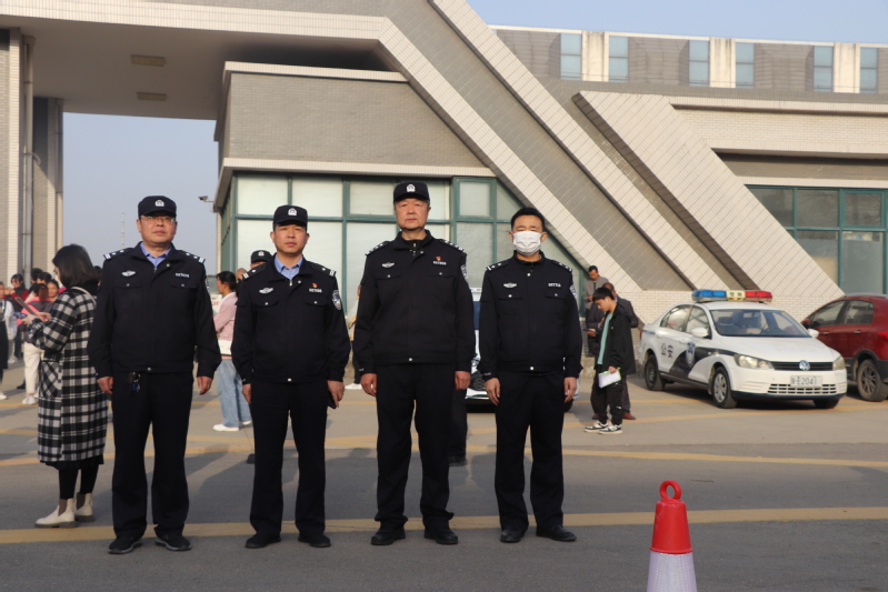 高新分局民警在单招现场执勤
