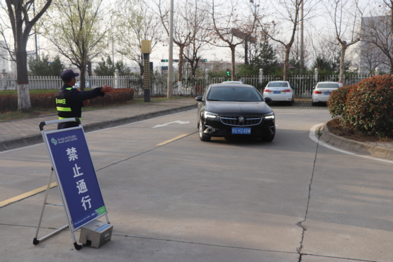 保安在引导校内车辆有序停放