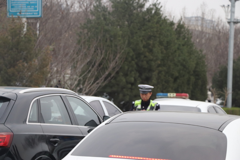 车水马龙中交警在疏导交通
