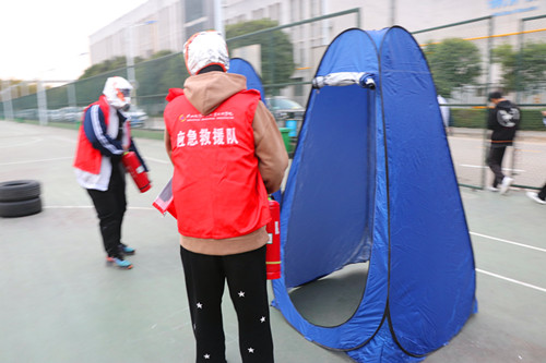 学生在着火点进行灭火