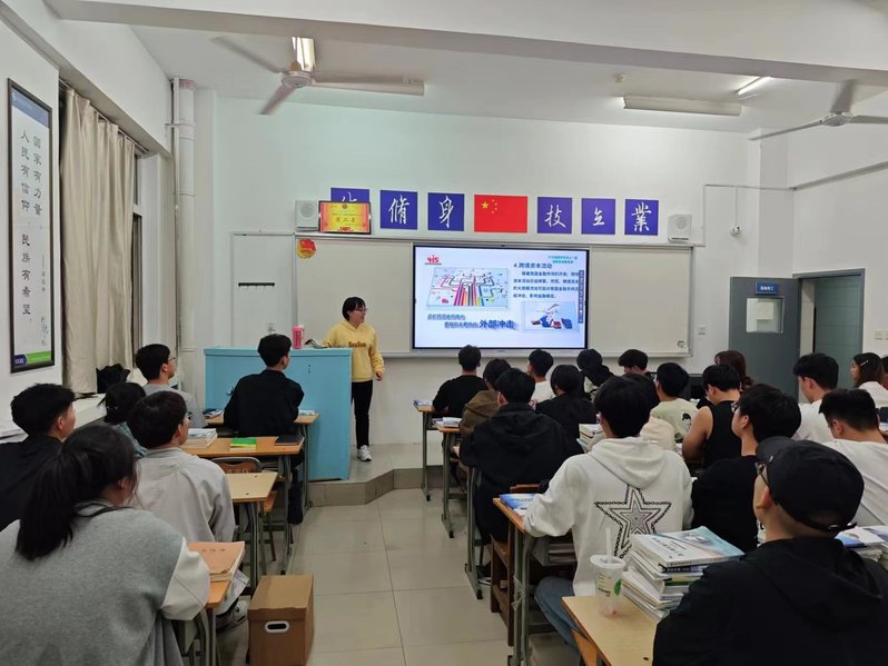 辅导员在召开国家安全宣传教育主题班会