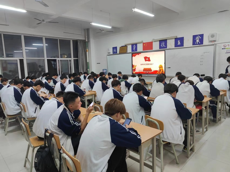 学生集体参与国家安全知识线上答题活动
