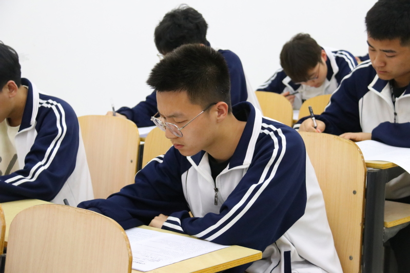 学生认真作答