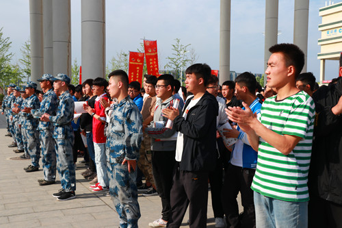 学生快速有序地疏散到安全区域