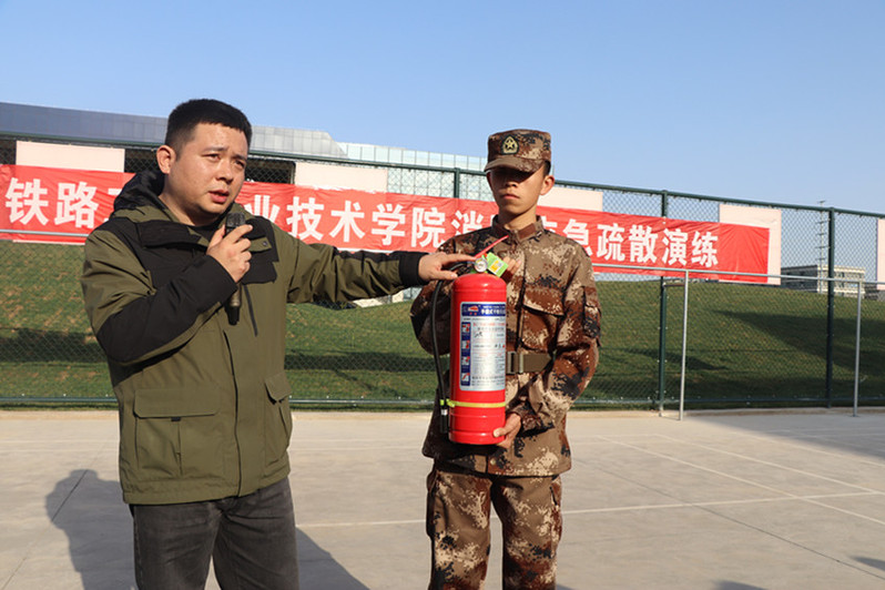 演示干粉灭火器正确使用方法