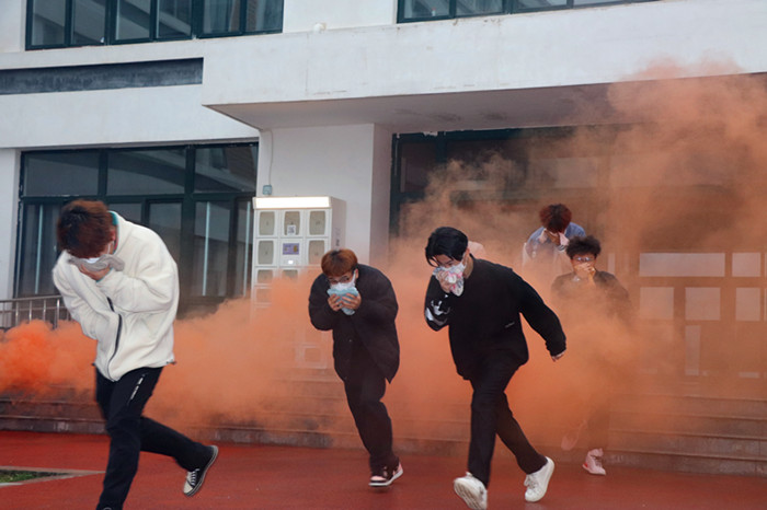 参演学生向安全地带有序快速撤离